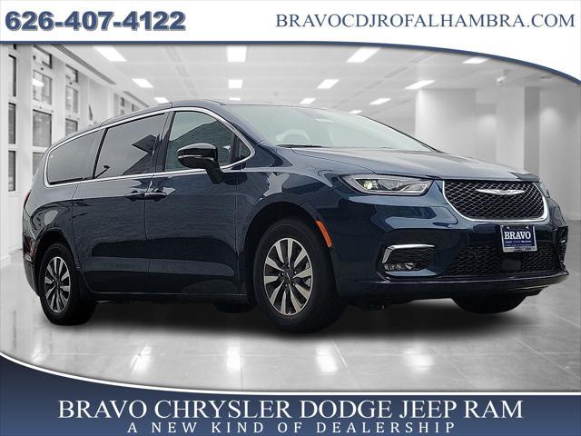 new 2025 Chrysler Pacifica Hybrid car, priced at $41,576