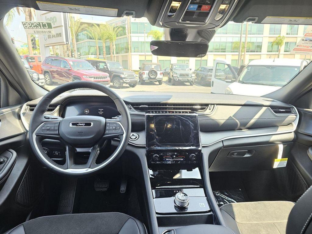 new 2025 Jeep Grand Cherokee car, priced at $33,595