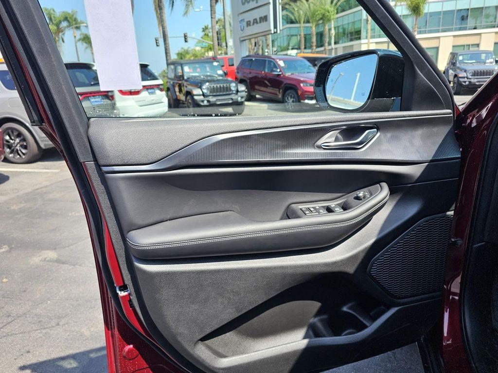 new 2025 Jeep Grand Cherokee car, priced at $33,595
