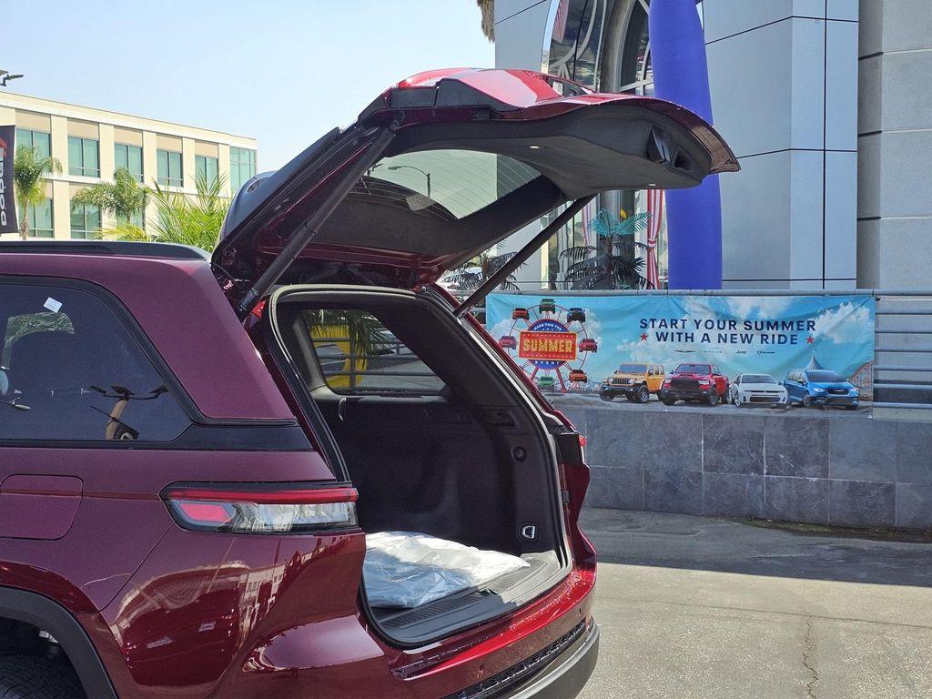 new 2025 Jeep Grand Cherokee car, priced at $33,595