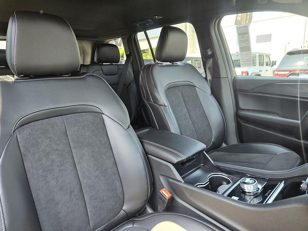 new 2025 Jeep Grand Cherokee car, priced at $33,595