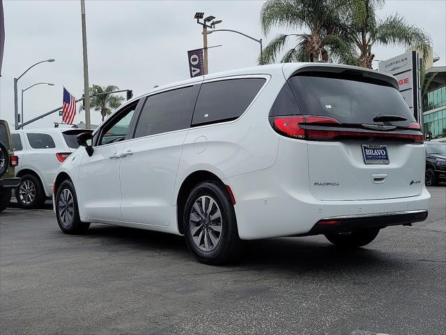 new 2025 Chrysler Pacifica Hybrid car, priced at $41,081