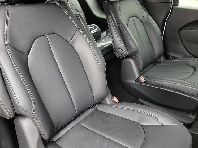 new 2025 Chrysler Pacifica Hybrid car, priced at $41,081