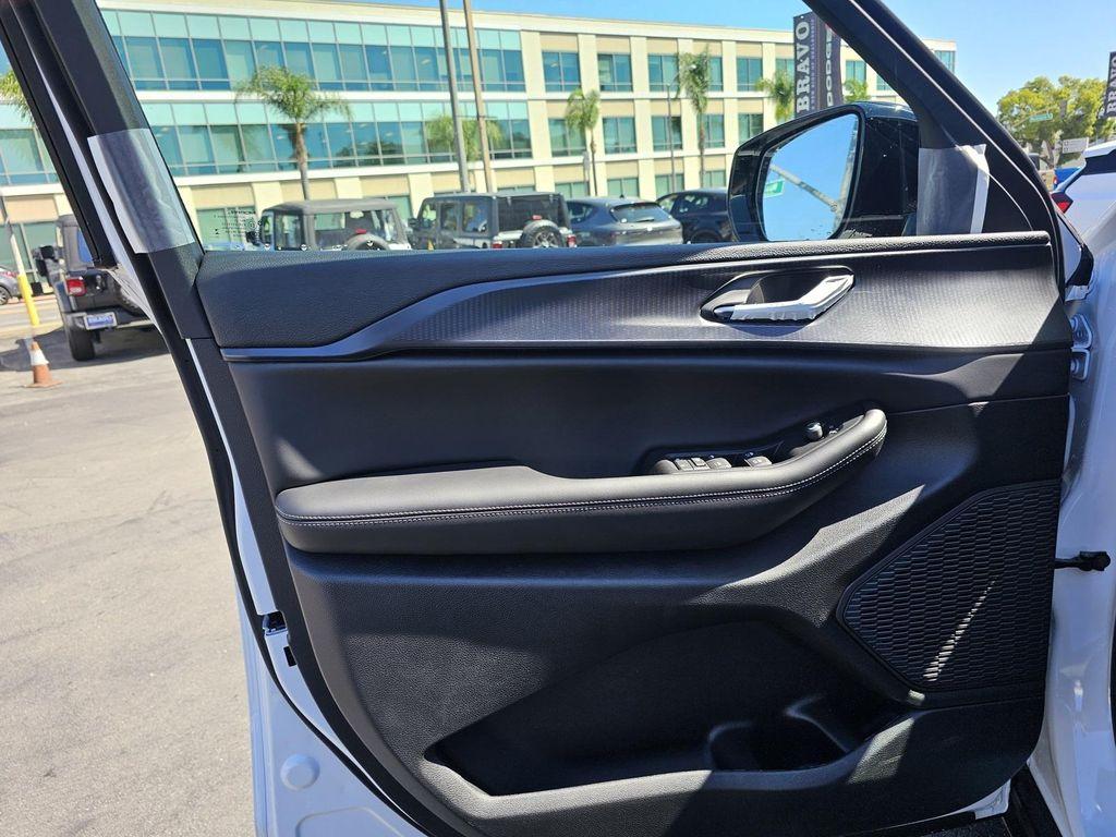 new 2025 Jeep Grand Cherokee car, priced at $34,995