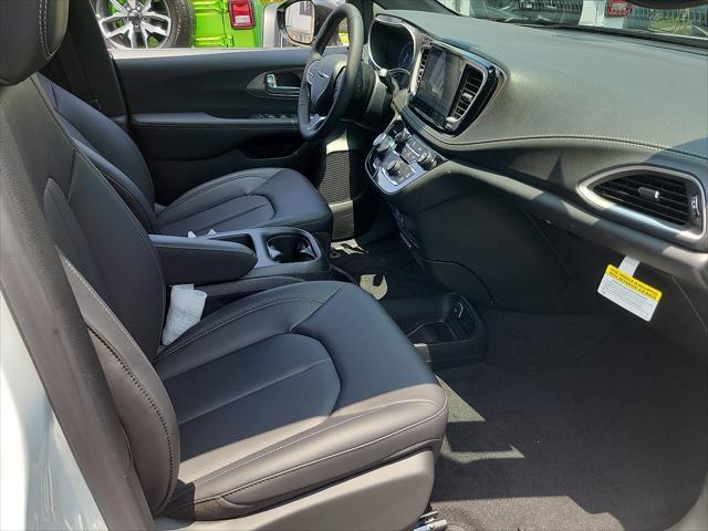 new 2025 Chrysler Pacifica car, priced at $41,752