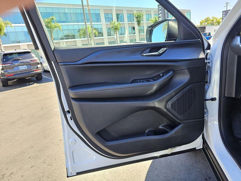 new 2025 Jeep Grand Cherokee L car, priced at $31,895