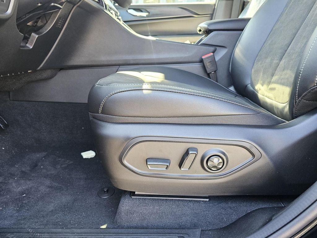 new 2025 Jeep Grand Cherokee car, priced at $35,995