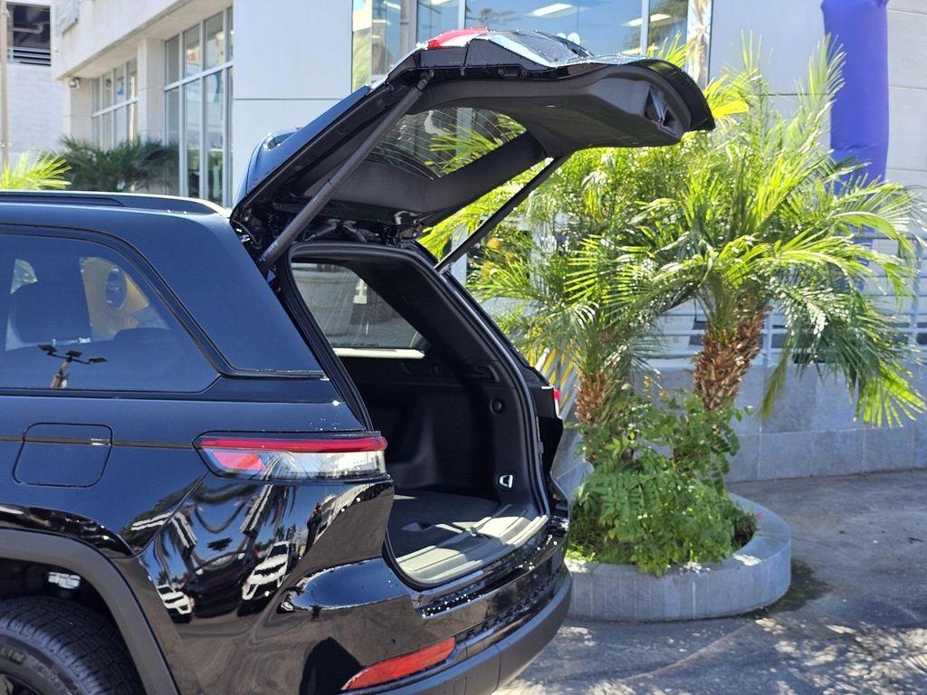 new 2025 Jeep Grand Cherokee car, priced at $35,995