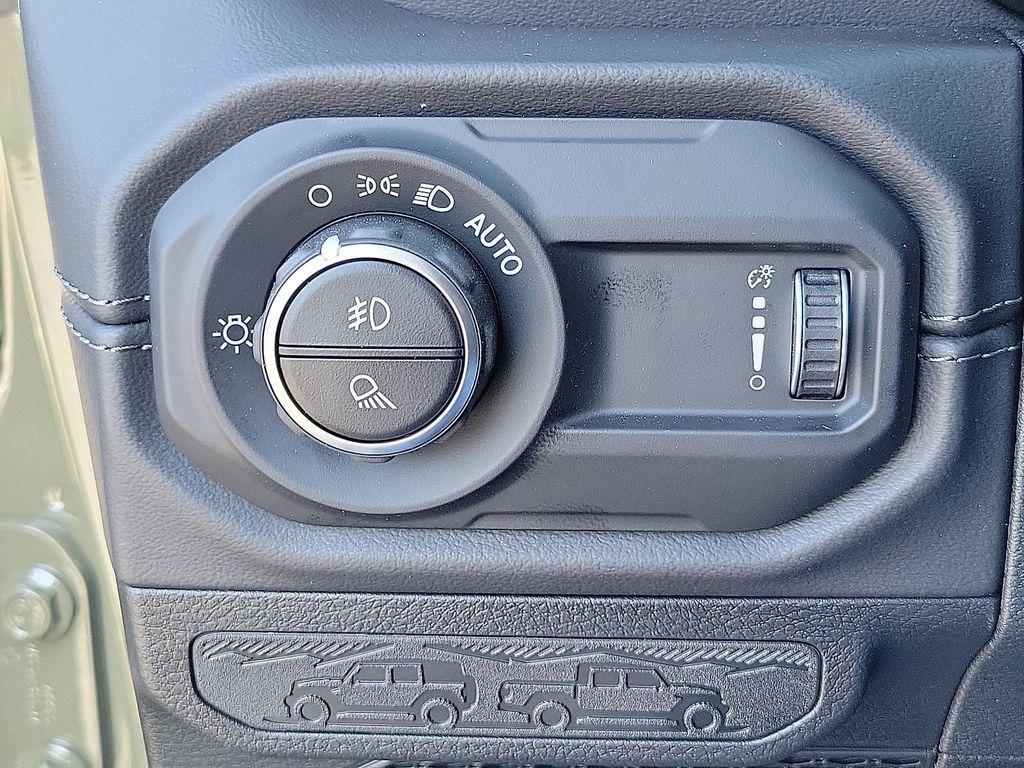 new 2025 Jeep Gladiator car, priced at $38,799
