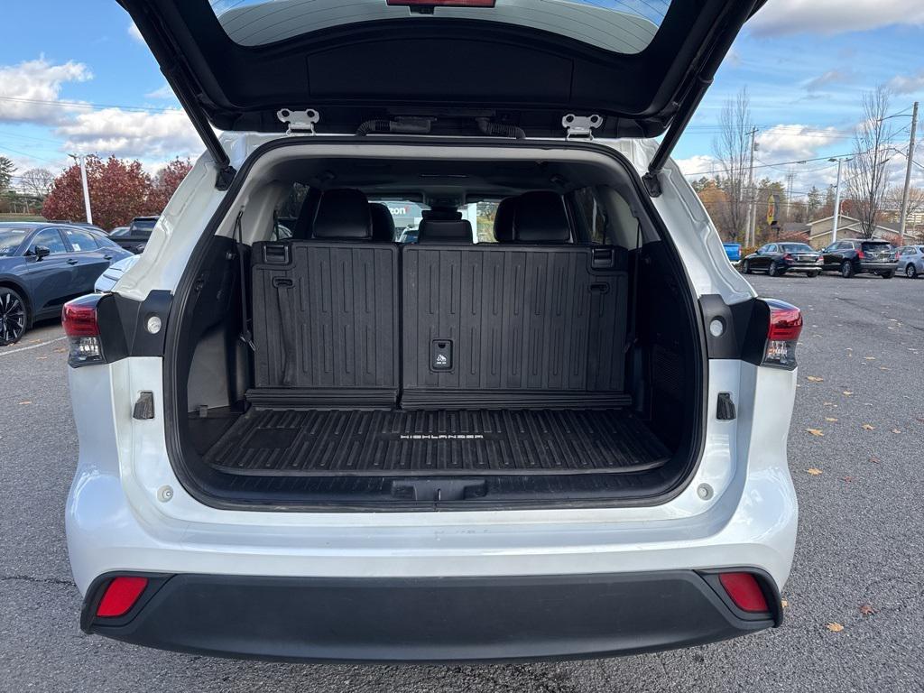 used 2022 Toyota Highlander car, priced at $32,400