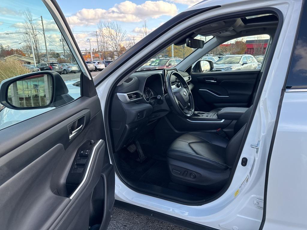 used 2022 Toyota Highlander car, priced at $32,400