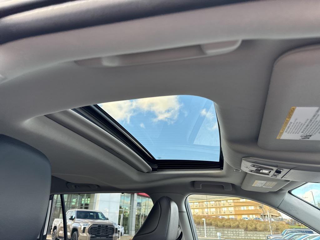 used 2022 Toyota Highlander car, priced at $32,400