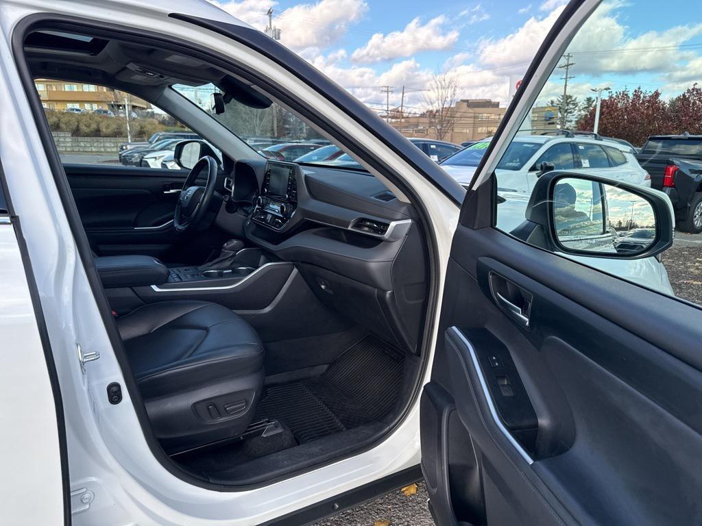 used 2022 Toyota Highlander car, priced at $32,400