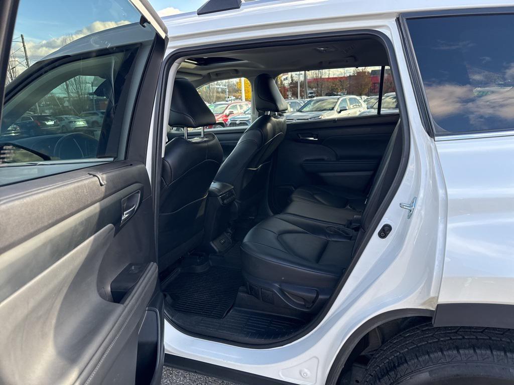 used 2022 Toyota Highlander car, priced at $32,400