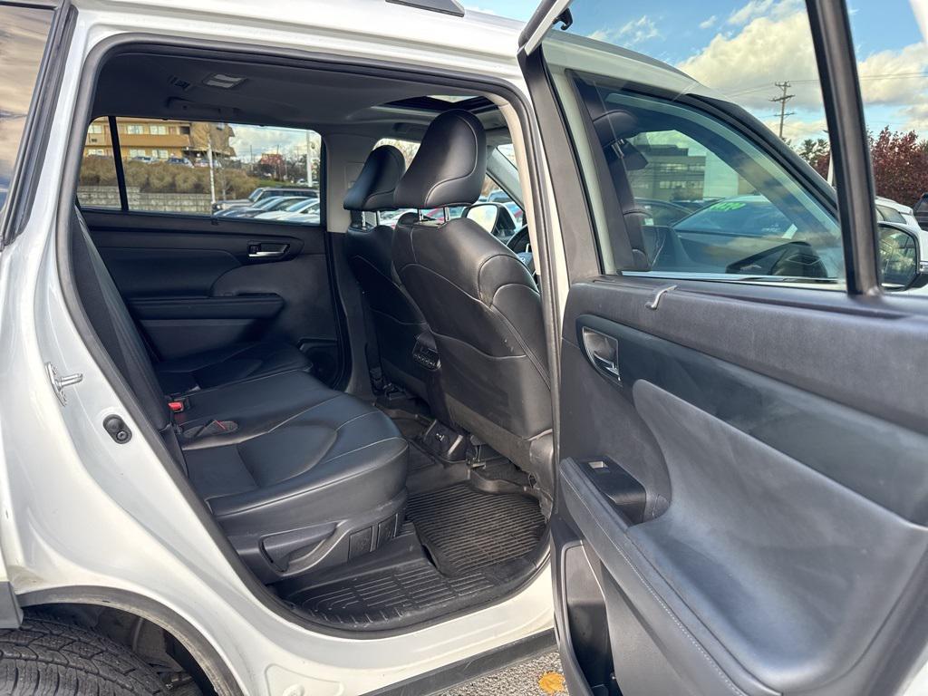 used 2022 Toyota Highlander car, priced at $32,400