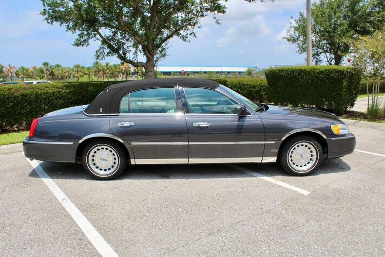 used 1998 Lincoln Town Car car, priced at $29,900