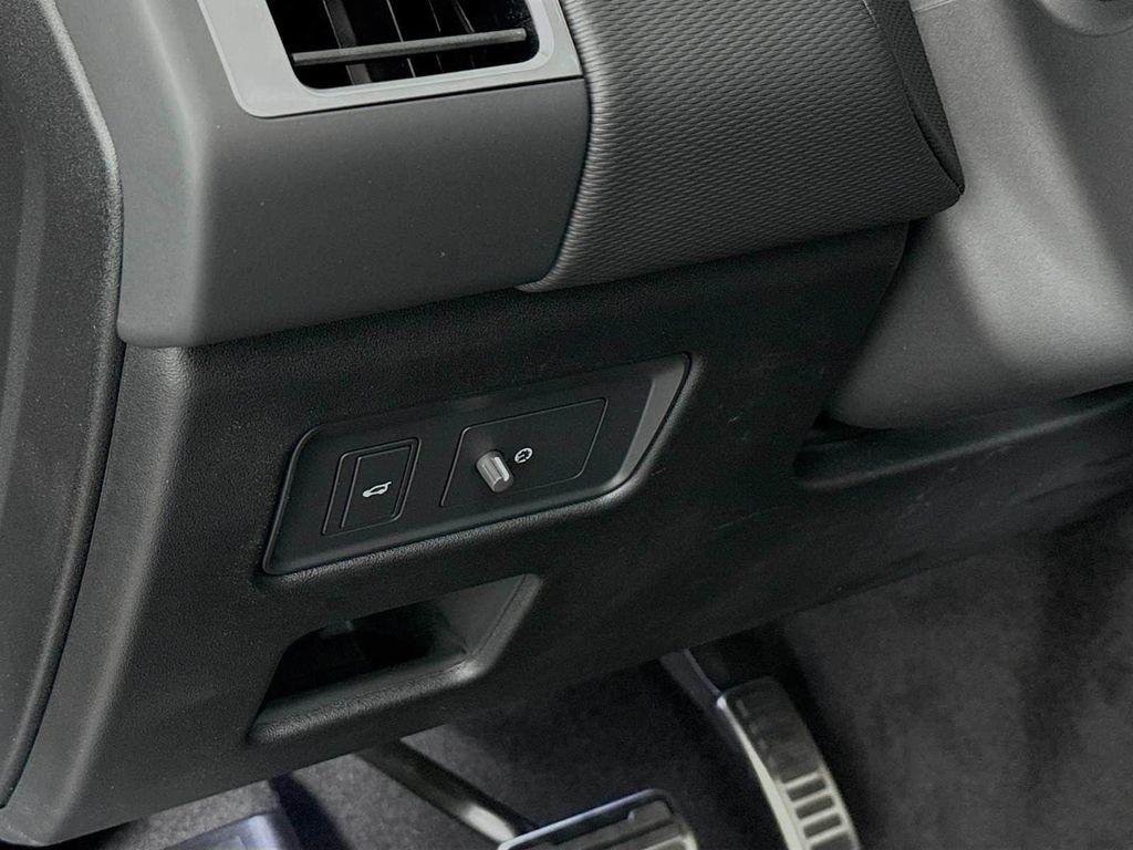new 2025 Land Rover Discovery car, priced at $82,088
