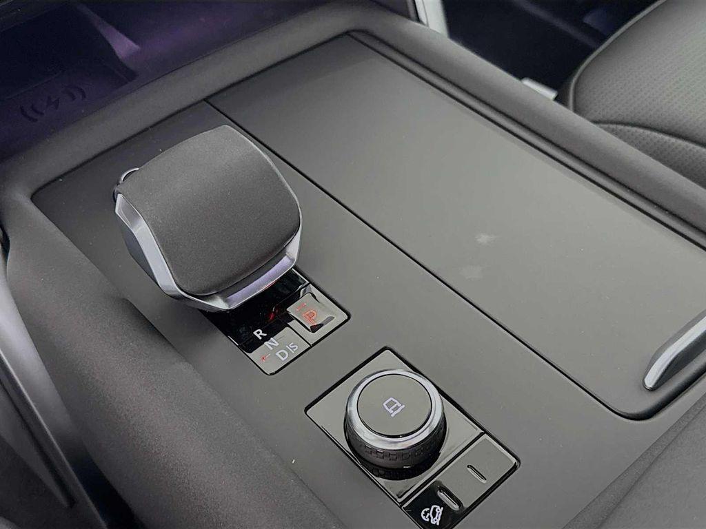 new 2025 Land Rover Discovery car, priced at $69,518