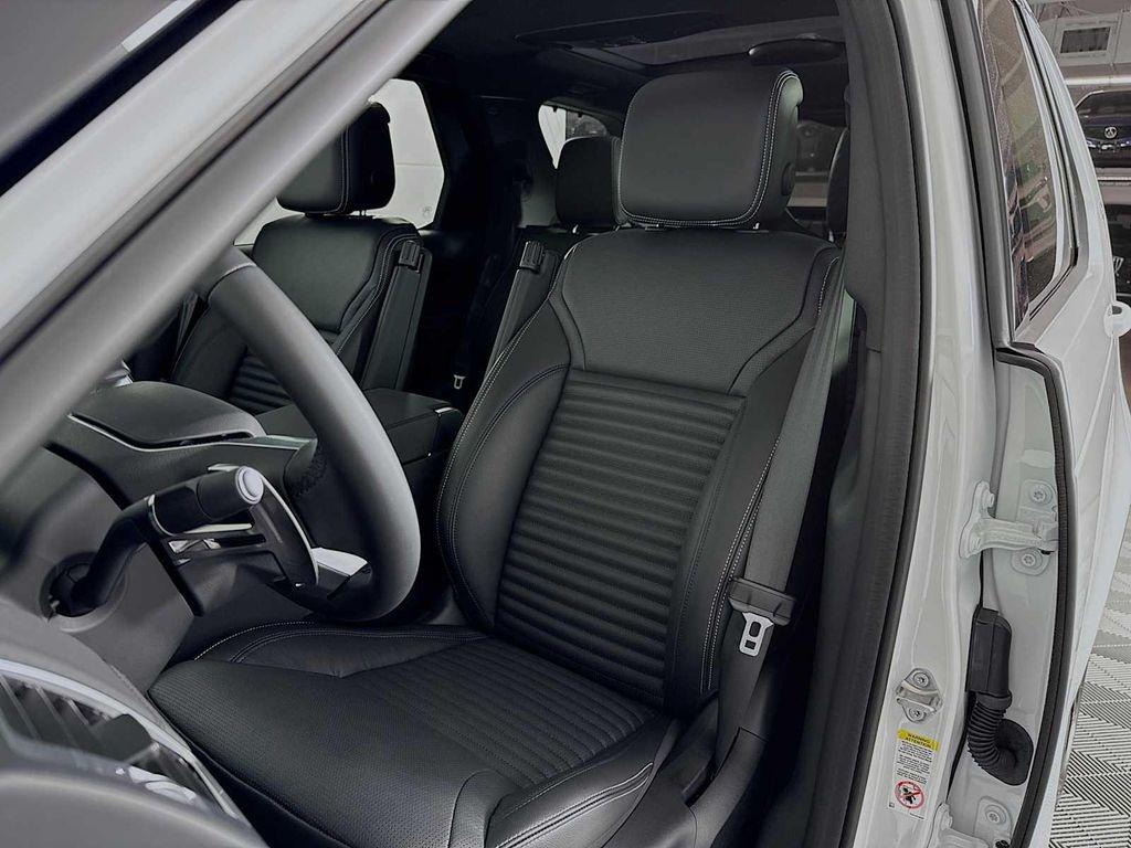 new 2025 Land Rover Discovery car, priced at $69,518