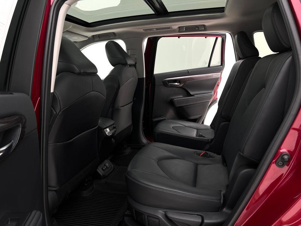 used 2021 Toyota Highlander Hybrid car, priced at $32,990