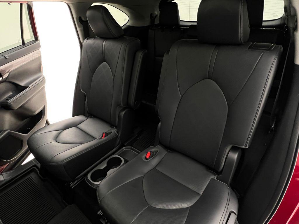 used 2021 Toyota Highlander Hybrid car, priced at $32,990