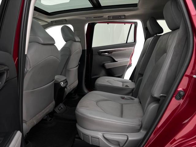 used 2021 Toyota Highlander car, priced at $39,990