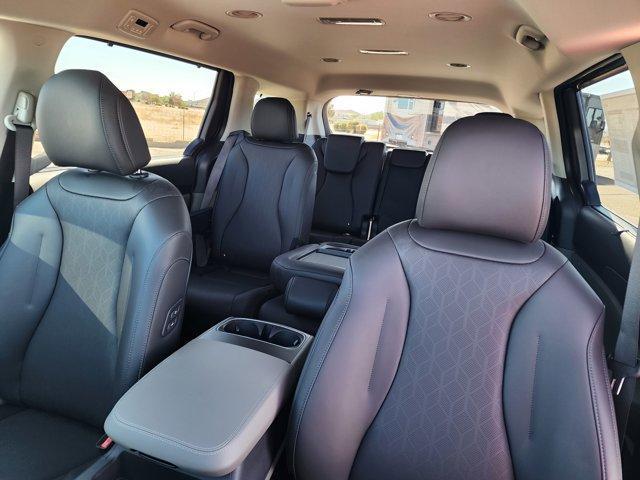 new 2025 Kia Carnival Hybrid car
