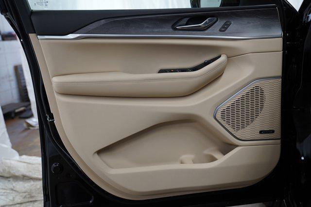 new 2025 Jeep Grand Cherokee car, priced at $48,127