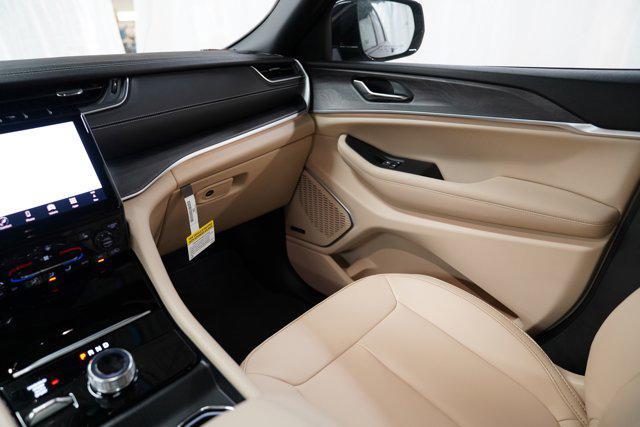 new 2025 Jeep Grand Cherokee car, priced at $48,127