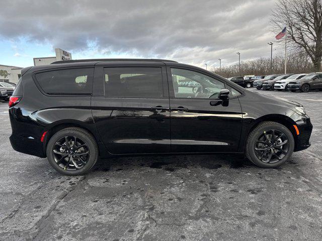 new 2025 Chrysler Pacifica car, priced at $51,040