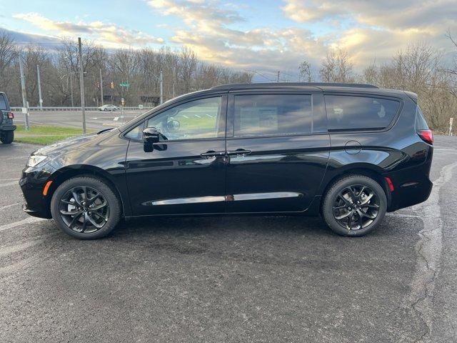 new 2024 Chrysler Pacifica car, priced at $42,044