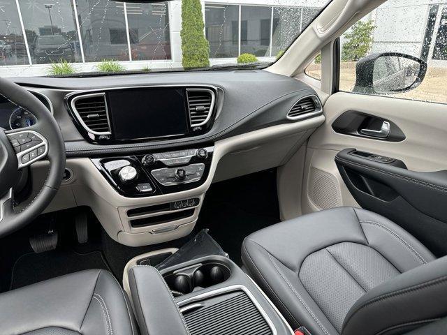 new 2024 Chrysler Pacifica car, priced at $41,034