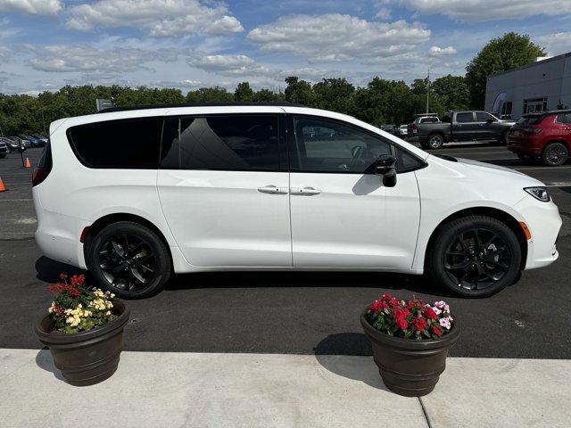 new 2024 Chrysler Pacifica car, priced at $42,044