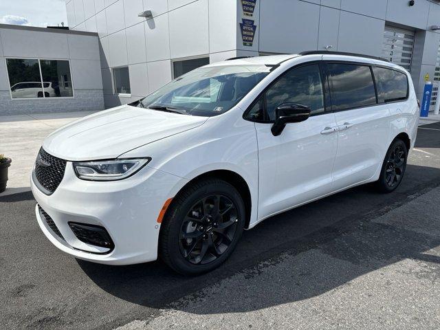 new 2024 Chrysler Pacifica car, priced at $42,044