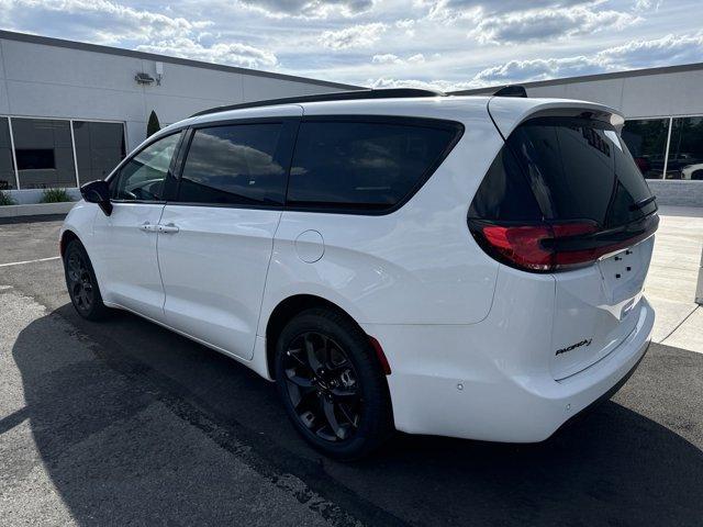 new 2024 Chrysler Pacifica car, priced at $42,044