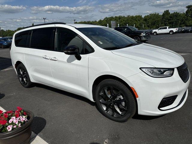 new 2024 Chrysler Pacifica car, priced at $42,044