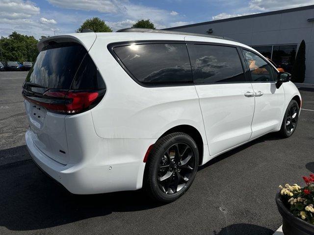 new 2024 Chrysler Pacifica car, priced at $42,044