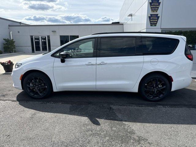 new 2024 Chrysler Pacifica car, priced at $42,044