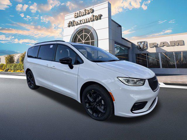 new 2025 Chrysler Pacifica car, priced at $54,365