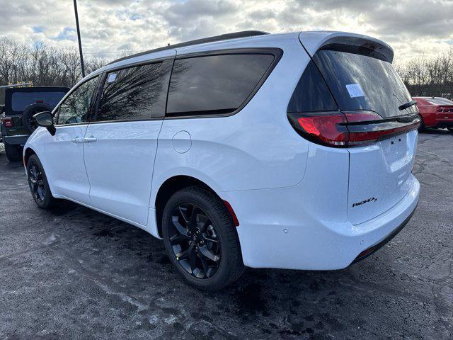 new 2025 Chrysler Pacifica car, priced at $54,365