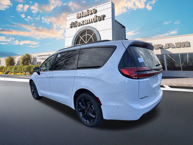 new 2025 Chrysler Pacifica car, priced at $54,365