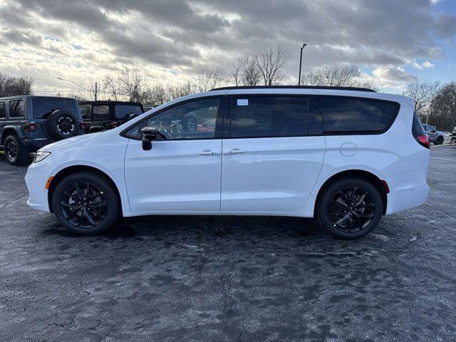 new 2025 Chrysler Pacifica car, priced at $54,365