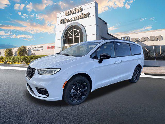 new 2025 Chrysler Pacifica car, priced at $54,365