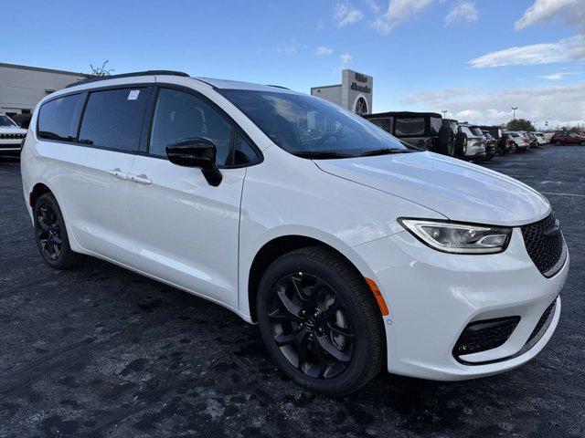 new 2025 Chrysler Pacifica car, priced at $54,365