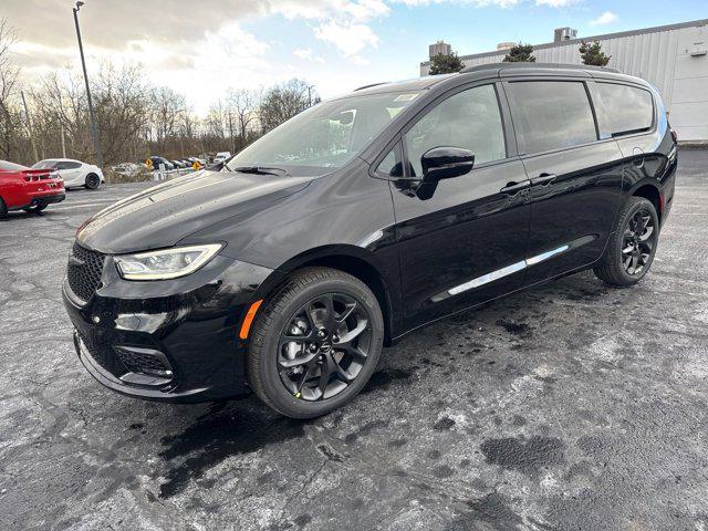 new 2025 Chrysler Pacifica car, priced at $51,040