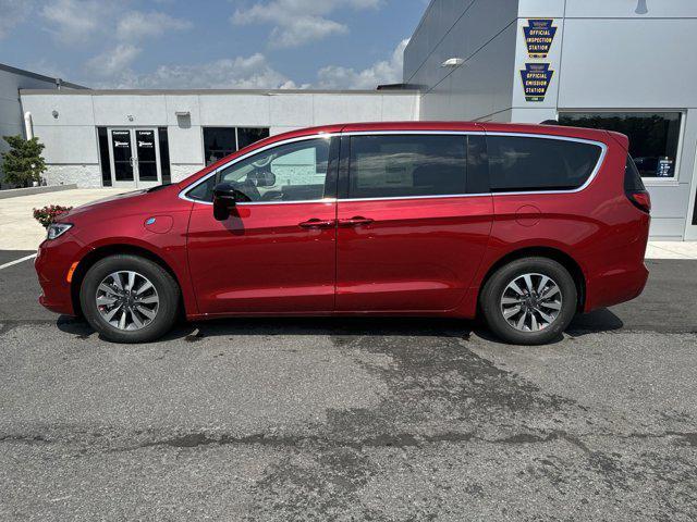 new 2024 Chrysler Pacifica Hybrid car, priced at $43,692