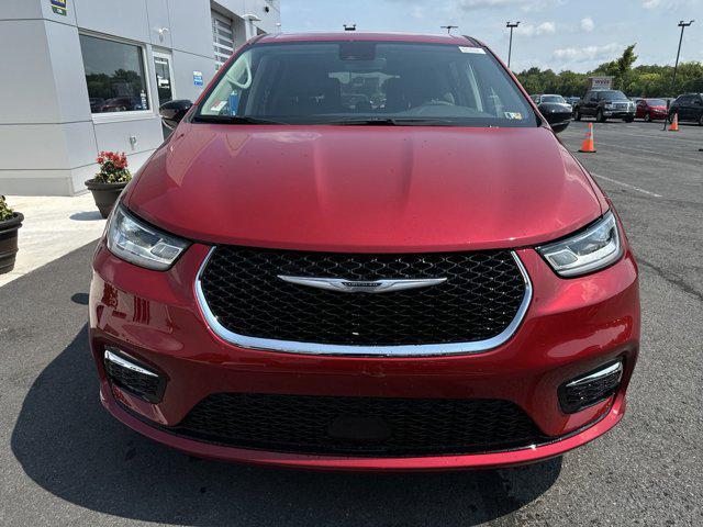 new 2024 Chrysler Pacifica Hybrid car, priced at $43,692