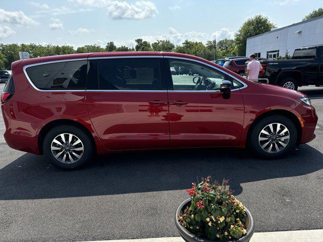 new 2024 Chrysler Pacifica Hybrid car, priced at $43,692