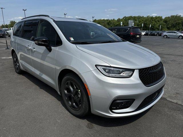 new 2024 Chrysler Pacifica Hybrid car, priced at $44,129