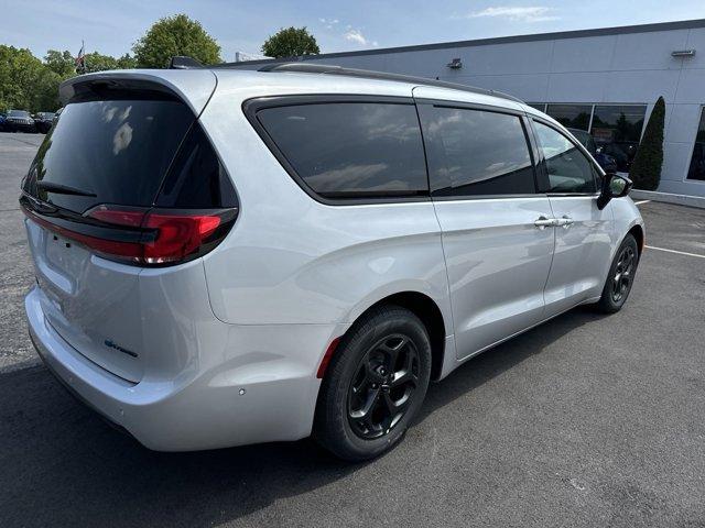 new 2024 Chrysler Pacifica Hybrid car, priced at $44,129